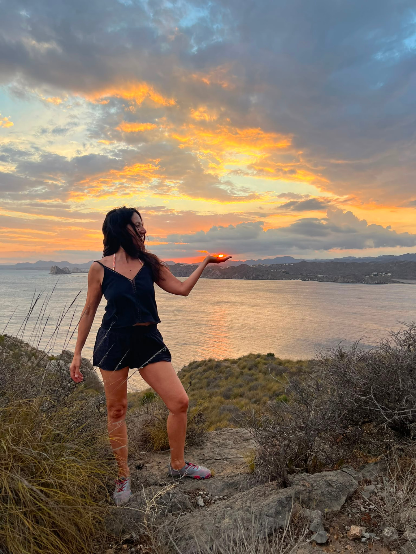 Mariví Perlor contemplando el mar al atardecer desde un mirador costero